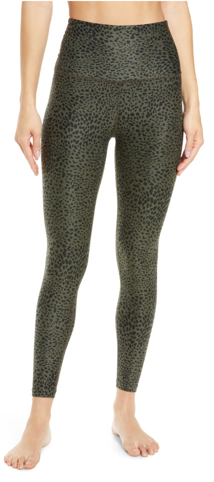 https://fitnessista.com/2021-holiday-gift-guide-for-your-fitness-loving-friend/cheetah-leggings/