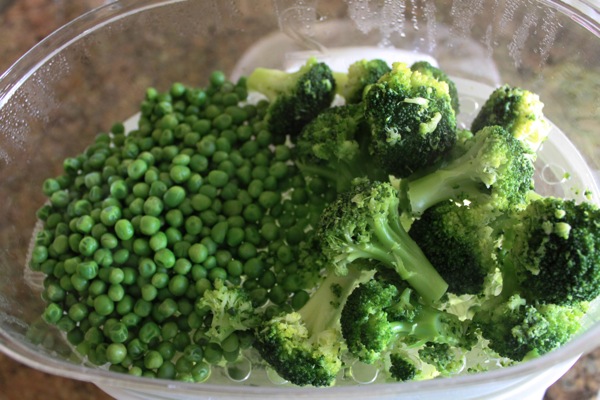 steamed peas and broccoli for homemade baby food