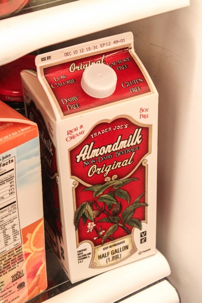 https://fitnessista.com/wp-content/uploads//2012/10/almond-milk.jpg