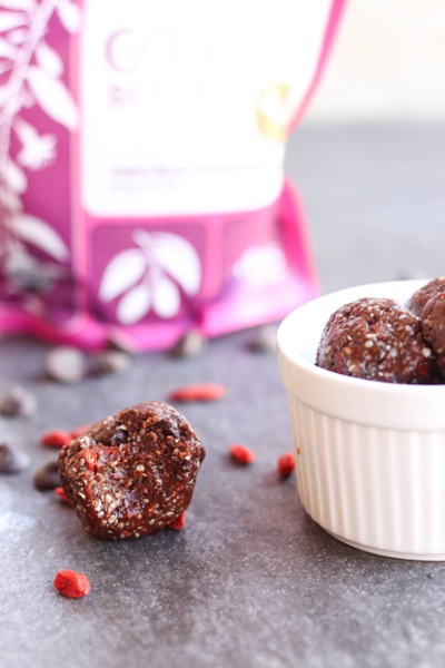 These snack bites are perfect to take along with you during your busy days. They're packed with nutrients from the hemp seeds and goji berries. Add in a little chocolate and these little bites are a dream come true! | fitnessista.com | #superfood #superfoodrecipe #healthysnack