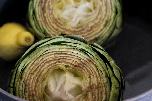 Artichokes in a bowl with lemon