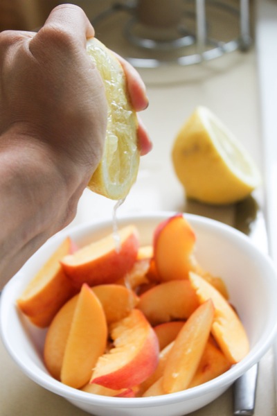 Peaches with lemon juice