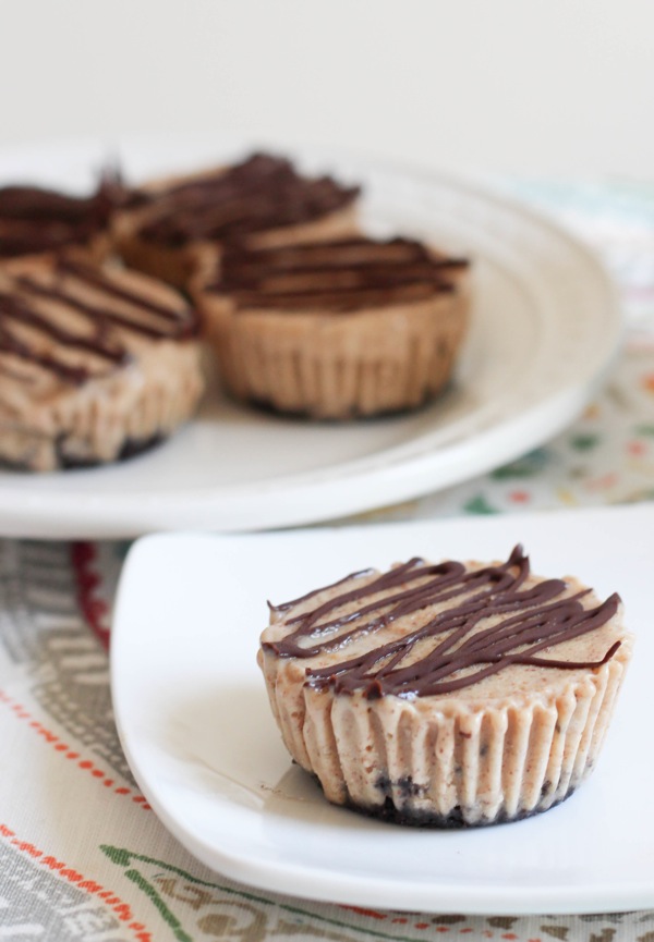 No-bake almond butter ice cream cakes. A refreshing and light end-of-summer dessert! These are AMAZING and kiddo-approved. www.fitnessista.com