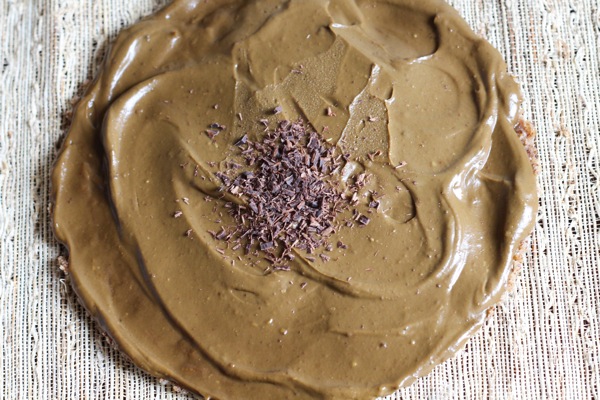 Avocado chocolate mousse pie - a raw dessert that's healthy, but tastes indulgent! fitnessista.com