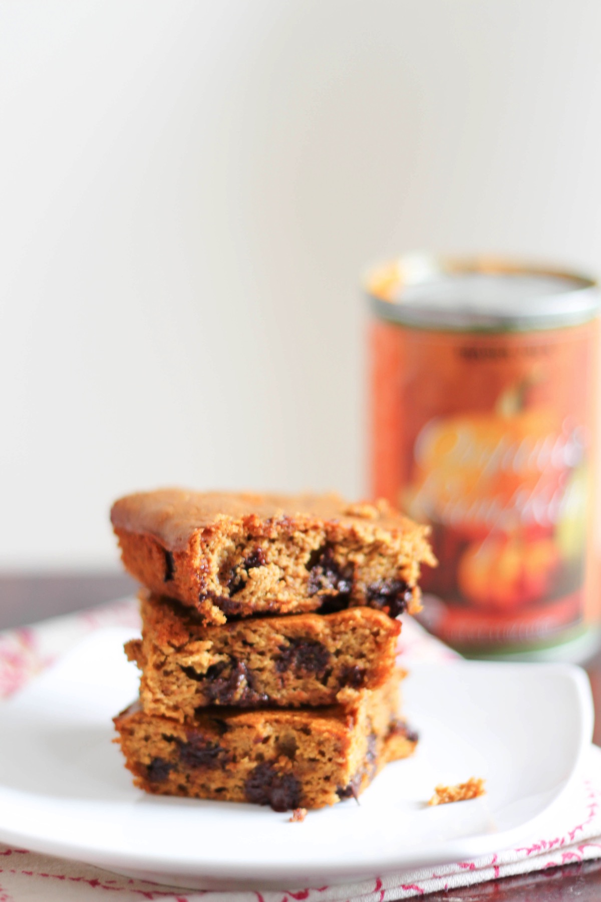 FLOURLESS pumpkin chocolate chip bars! a holiday treat that's secretly packed with nutrition and under 200 calories per serving. www.fitnessista.com