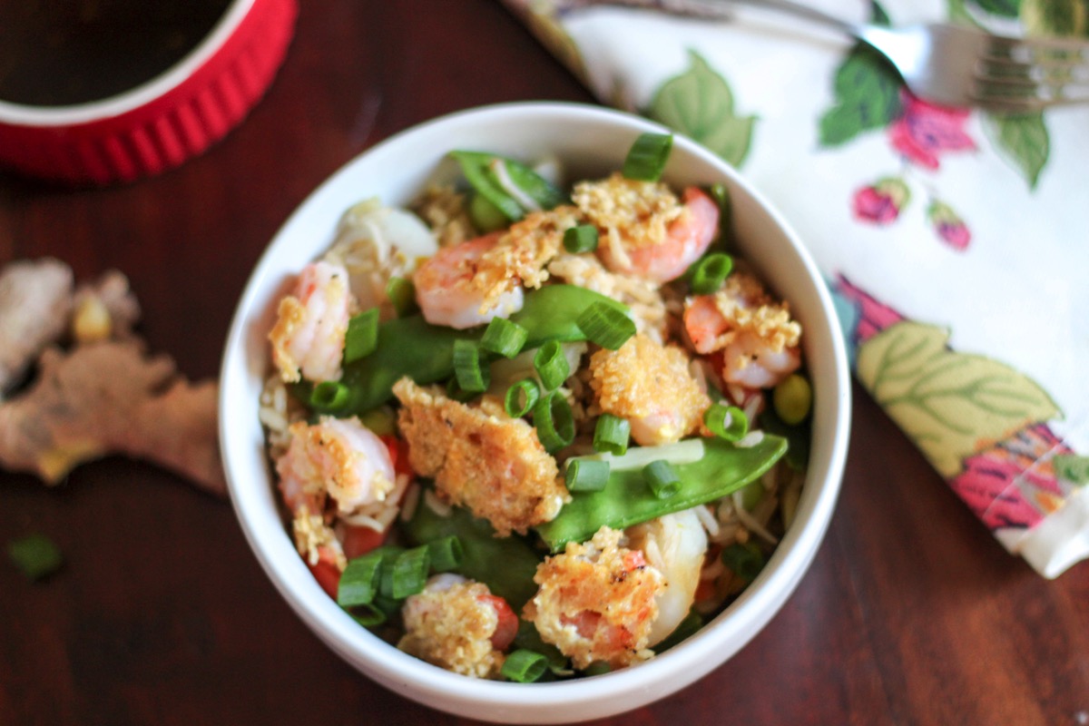 This crispy shrimp and rice bowl is a healthier way to satisfy your fried food craving! Loaded with veggies and drizzled with a soy-ginger glaze, this is the healthy dinner that you'll crave! fitnessista.com #shrimprecipes #crispyshrimp #healthydinner