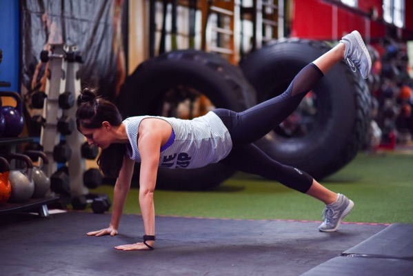 Plank w leg raise