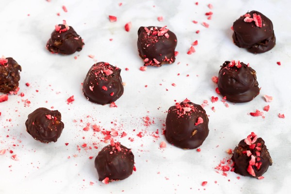 Crispy chocolate strawberry truffles 