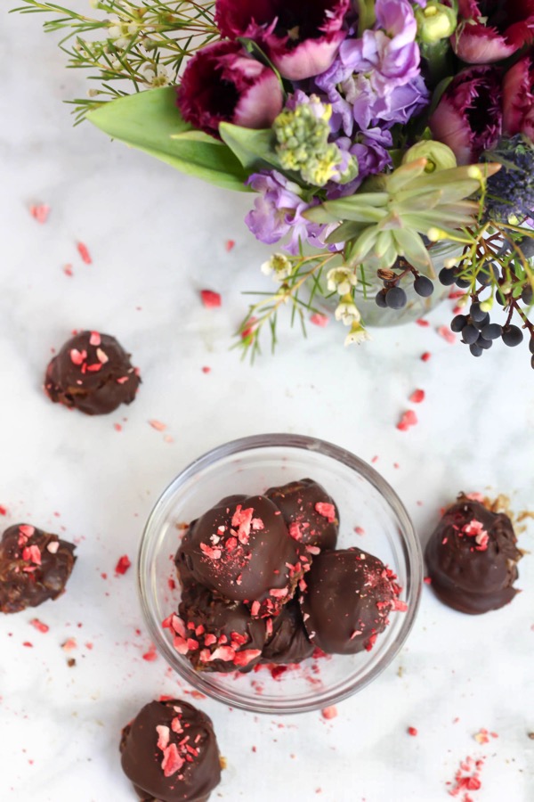 Crispy chocolate strawberry truffles