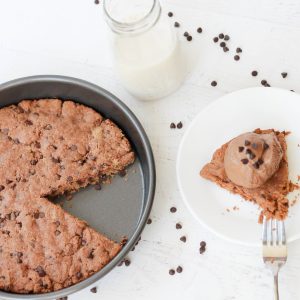 This cookie cake is gluten-free and secretly packed with protein. Get your recovery meal in the dessert way :) check out the recipe on fitnessista.com