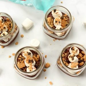 This s'mores in a jar is the perfect healthy summer dessert! It's vegan, and easy to make gluten-free. Make it in advance for summer parties and picnics. fitnessista.com