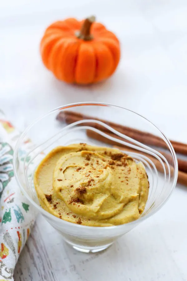 Vegan low-carb pumpkin mousse! A delicious and festive holiday clean treat. fitnessista.com