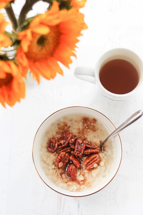 Pecan Oatmeal Protein Pie! A super healthy and delicious fall breakfast option. Beaten egg whites give it extra protein and complement the sweet pecan topping. fitnessista.com 