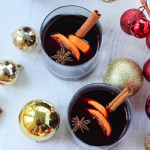 Holiday spice sangria! A festive and beautifully boozy cocktail for all of your holiday parties. fitnessista.com