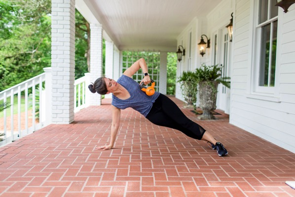 Quick and sweaty 1 kettlebell workout you can do anywhere. All the details at fitnessista.com