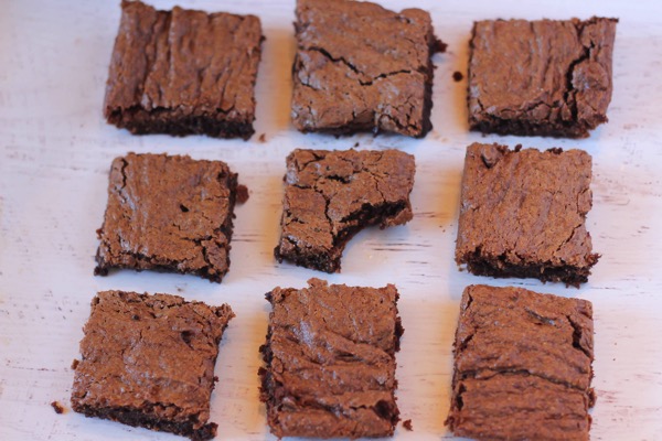 These gluten-free and dairy-free collagen brownies are packed with protein and healthy fats. They make an awesome healthy dessert, and have a fudgy texture. You’ll love them! fitnessista.com