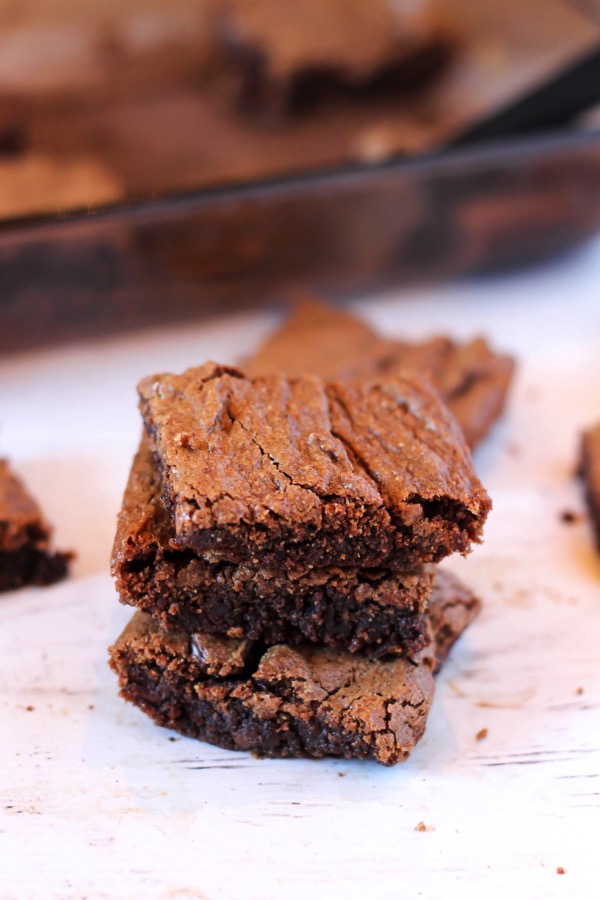 These gluten-free and dairy-free collagen brownies are packed with protein and healthy fats. They make an awesome healthy dessert, and have a fudgy texture. You’ll love them! fitnessista.com