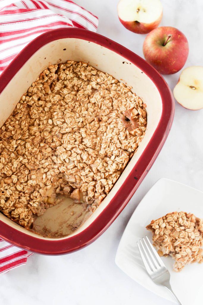 This apple pie baked oatmeal is gluten-free, vegan, and an incredibly delicious make-ahead breakfast option. This is perfect to make as part of meal prep for busy weekday mornings. Simply reheat and eat. :) fitnessista.com