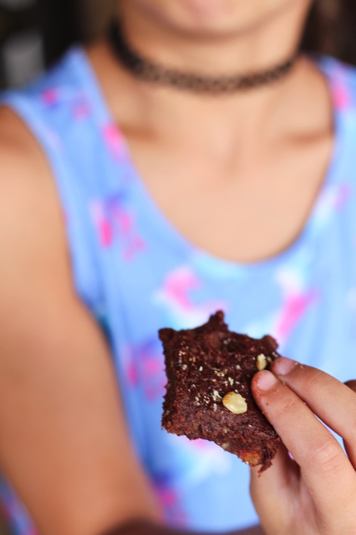 Raw vegan brownies with only 5 ingredients! These are a perfect healthy dessert option and are naturally gluten-free and vegan. No added sugar. Check out the recipe on fitnessista.com. I need these for my weekly meal prep!