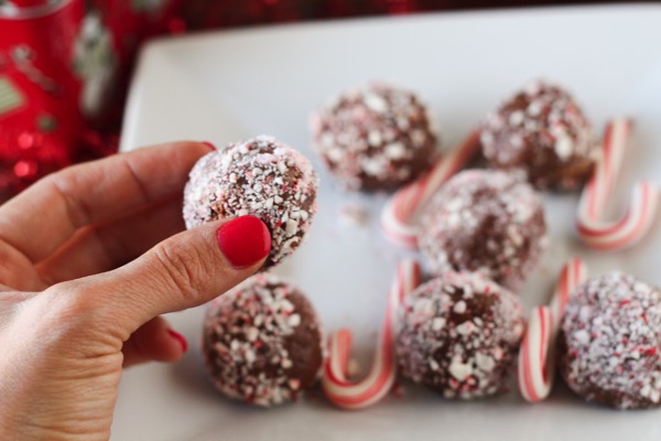 Chocolate peppermint protein bites3