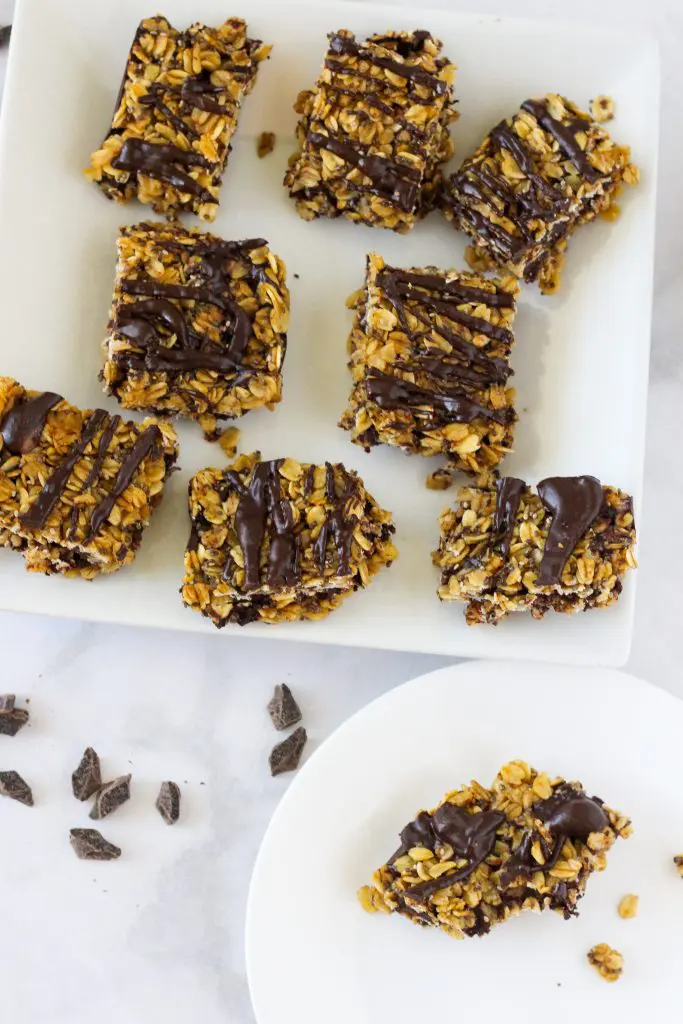 No-bake almond butter chocolate oat bars! A delicious and healthy snack recipe. fitnessista.com