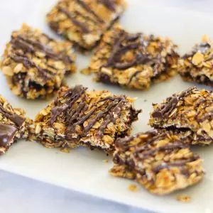 No-bake almond butter chocolate oat bars! A delicious and healthy snack recipe. fitnessista.com