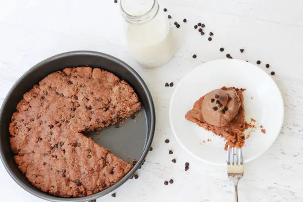 Peanut Butter Chocolate Protein Cookie Cake 